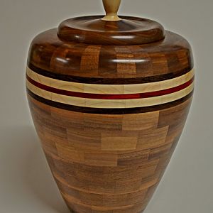 Lidded canister/urn