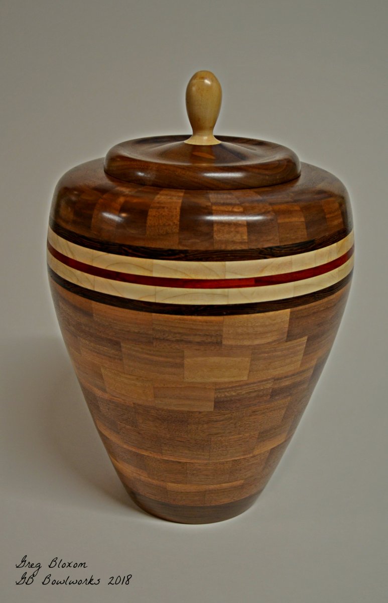 Lidded canister/urn