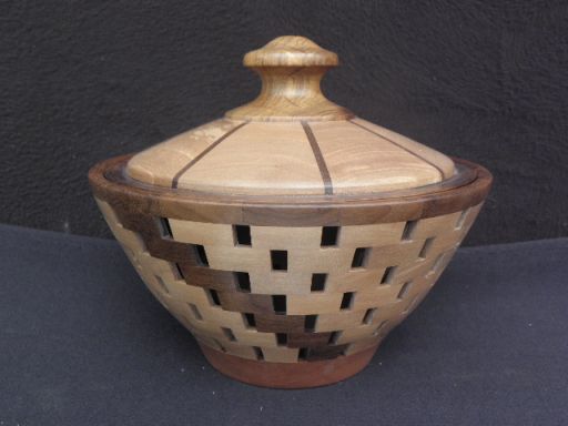 Segmented bowl with lid 1